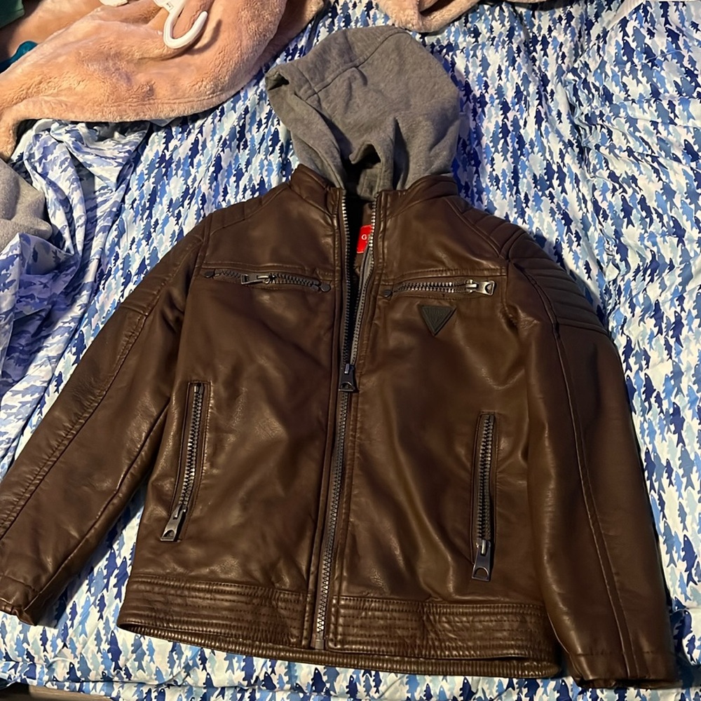Brown leather guess child jacket. Great conidition only weared twice. Size 6t